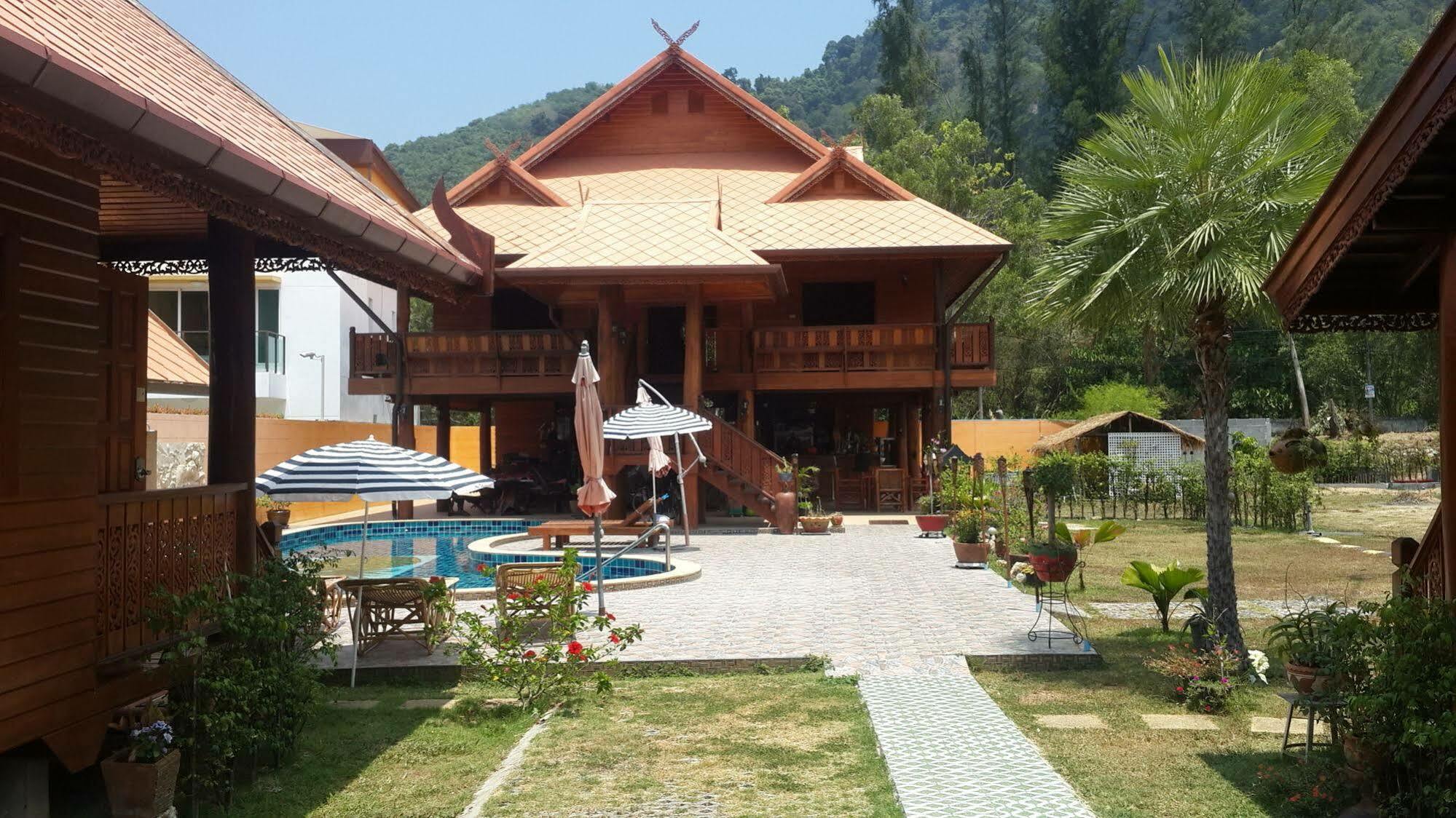 Golden Teak Resort Baan Sapparot Kamala Beach Buitenkant foto